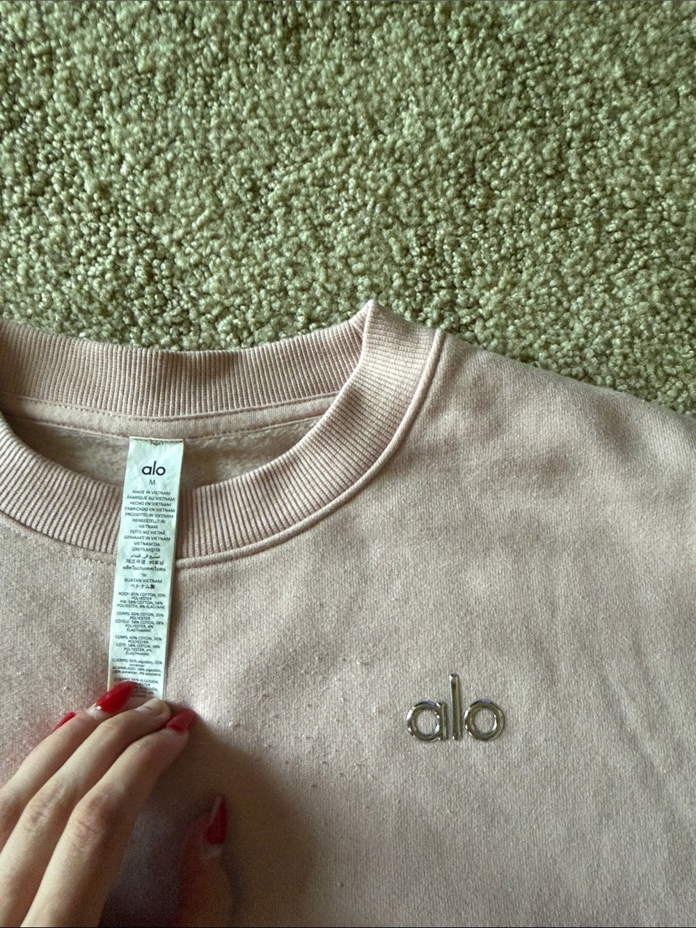ALO Yoga Accolade Crewneck Sweatshirt in Pink Quartz - Picture 4 of 5